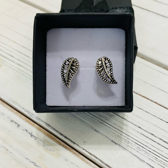 3 For $25 Vintage Retro Style Silver Tone Leaf Decor Earrings YOU PICK 3 - Picture 5 of 7